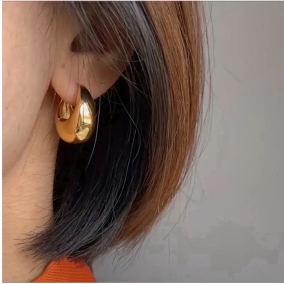 NWOT Gold French Huggie Earrings - Picture 3 of 3